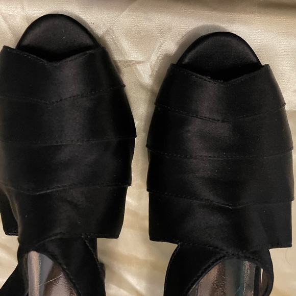 Like new! Macy's International Satin Black 4 inch Heels size 7.5 - Picture 12 of 13